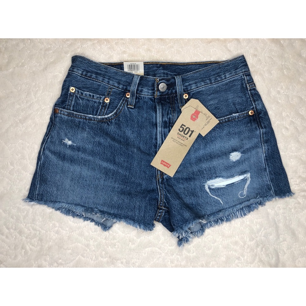 NWT Levi’s 501 High Rise Distressed Jean Shorts 💙